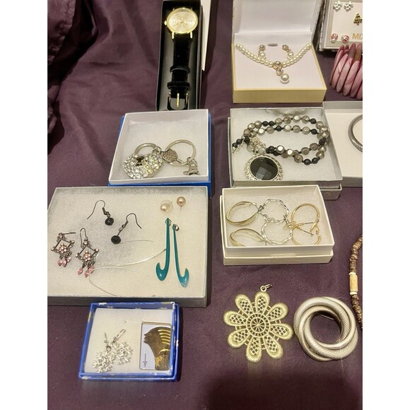 Jewelry Lot Vintage to Modern Mix 2+ lb Wearable Resale - Picture 3 of 3